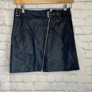Amaryllis Women’s Black Faux Leather Mini Zip up Skirt size xs Buckle